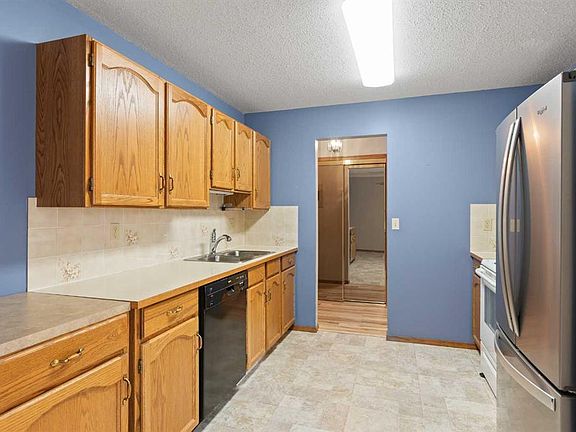 3rd image of 410 E 7th St SW #202