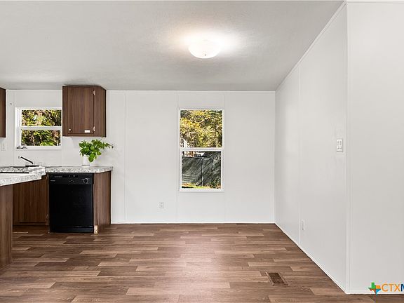 5th image of 223 Oaklane St