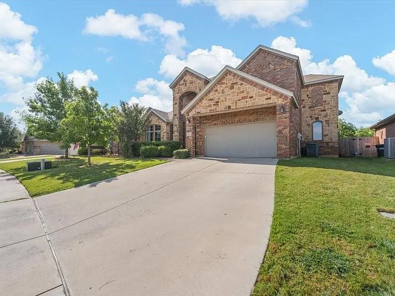 4 bed, 2.5 bath, 2769 sqft, $3,400 — Photo 2