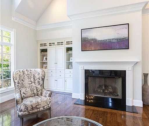 4th image of 35 Longmeadow Dr