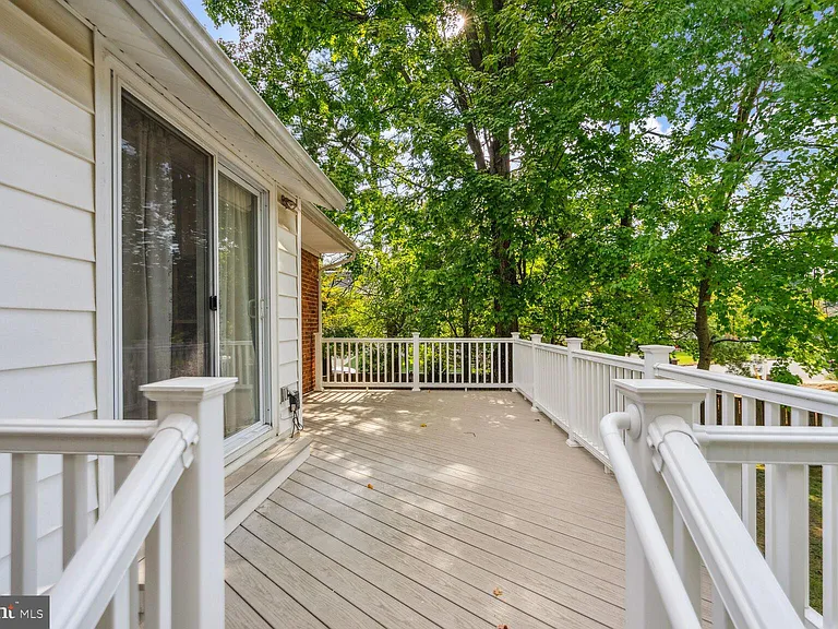 1100 Maple Ave E — Photo 32