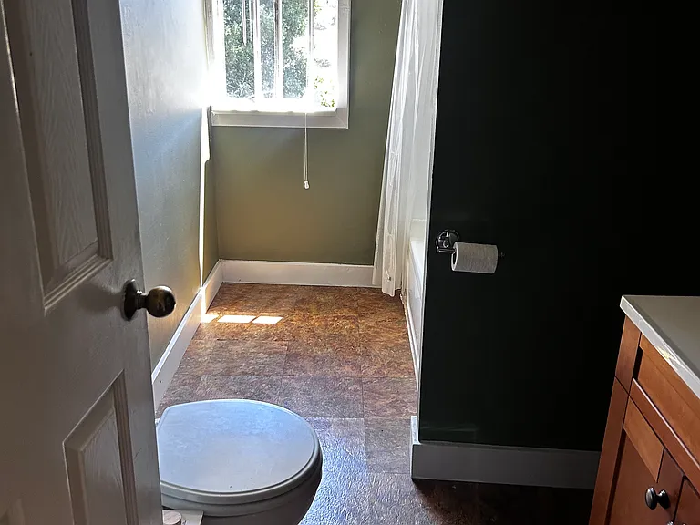 685 Edwards St — Photo 16