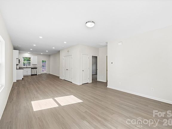 5th image of 402 Brice St
