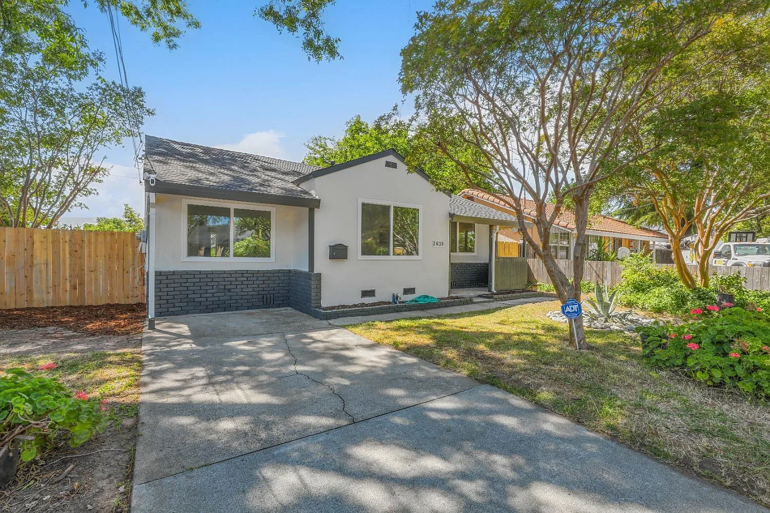 2639 Lexington St photo 1