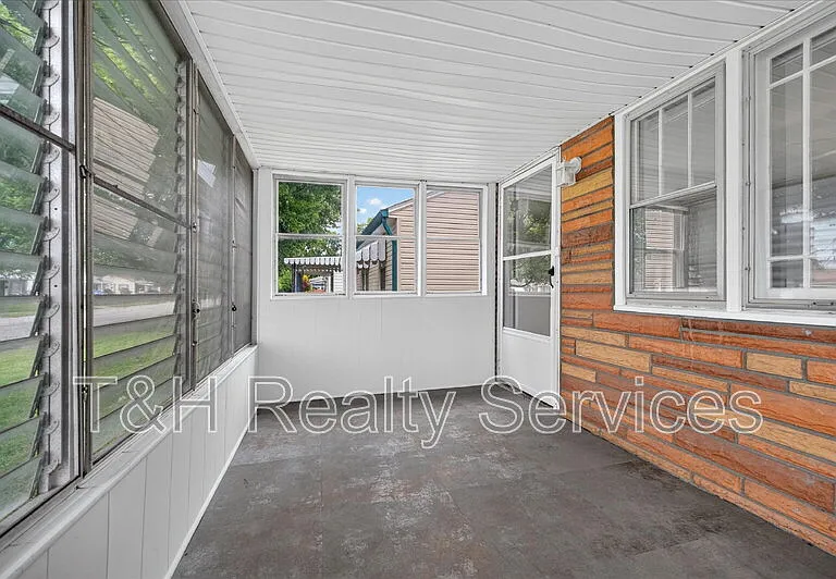 1819 Knox St — Photo 4