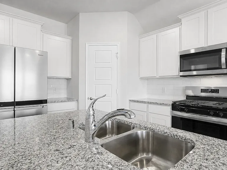2105 Hunter Ln — Photo 8