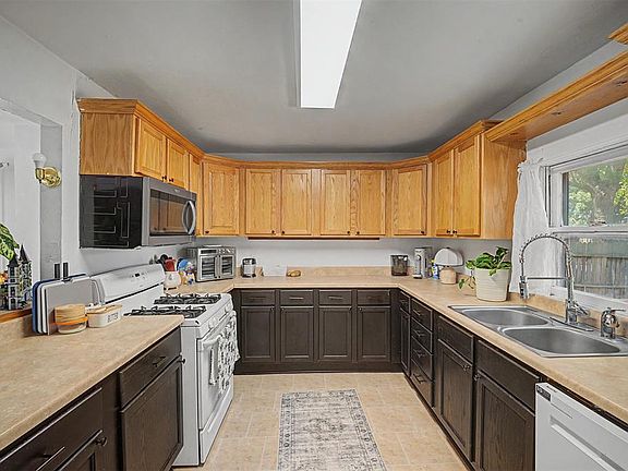 5th image of 218 W Adams St