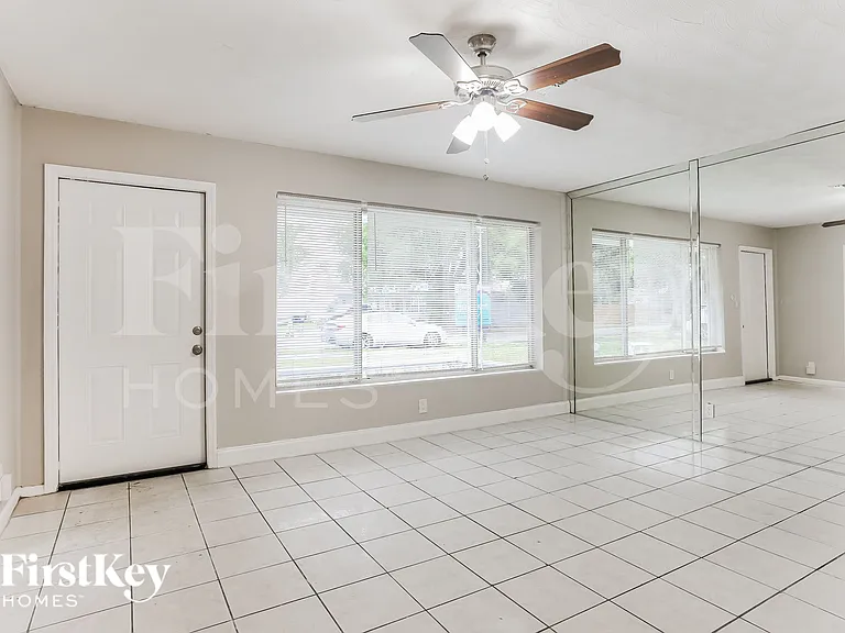 2322 N 28th Ave — Photo 4