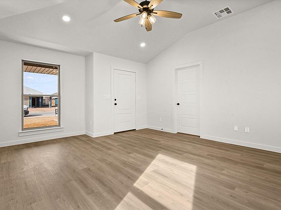 5th image of 2611 Garland Ave