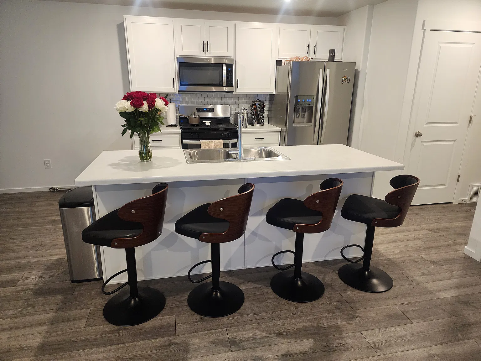 4 bed, 3.5 bath, 2200 sqft, $2,400 — Photo 2
