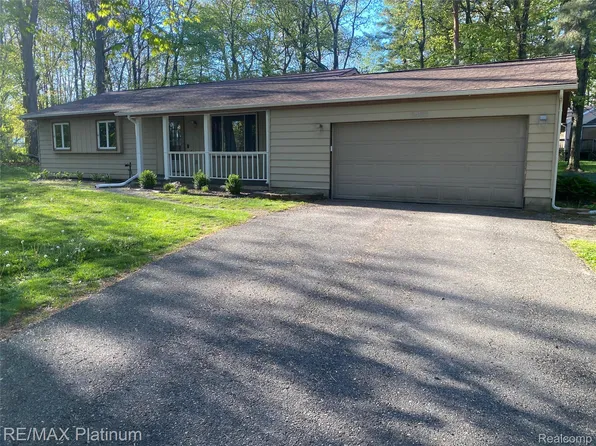 2482 Livernois Dr, Howell, MI 48843