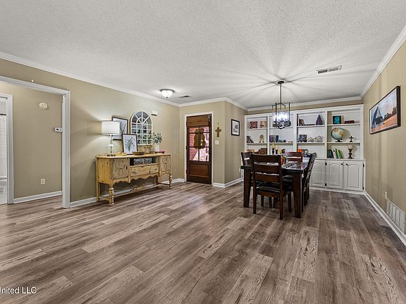 2nd image of 435 Fairway Oaks Dr