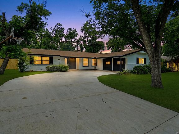 3rd image of 742 Winfield Cir