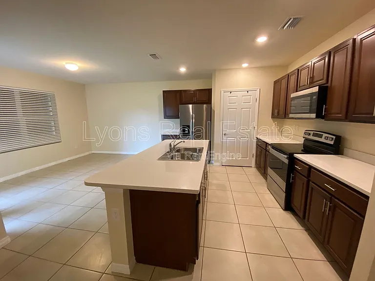 111 NW 9th St — Photo 6