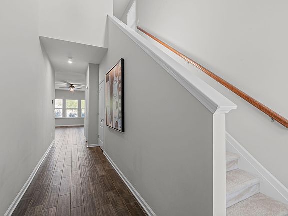 3rd image of 320 Sage Oak Ln