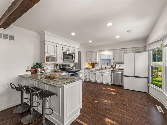 3rd image of 12819 Cambridge Ave