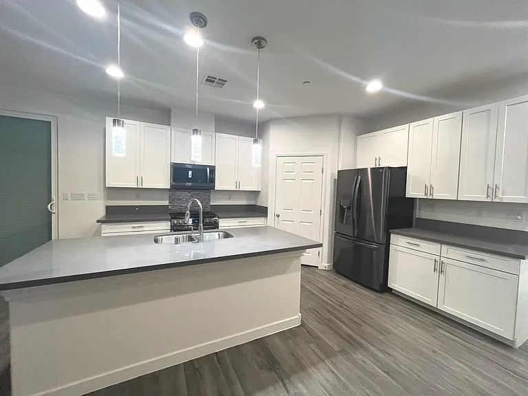 1533 Franklin Ln — Photo 20