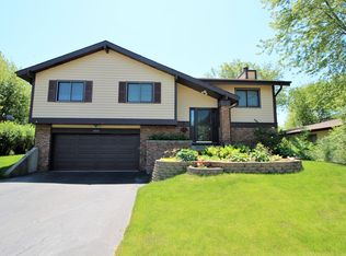 802 Woodbine Cir, Lake Zurich, IL 60047