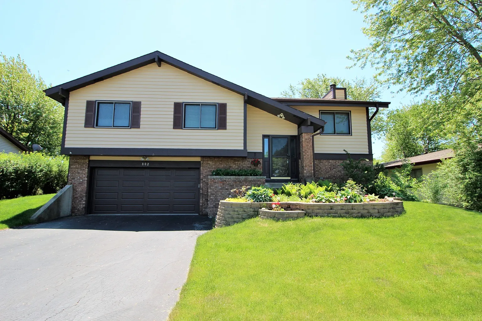 802 Woodbine Cir photo 1