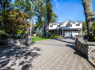71 Eaton Ln, West Islip, NY 11795