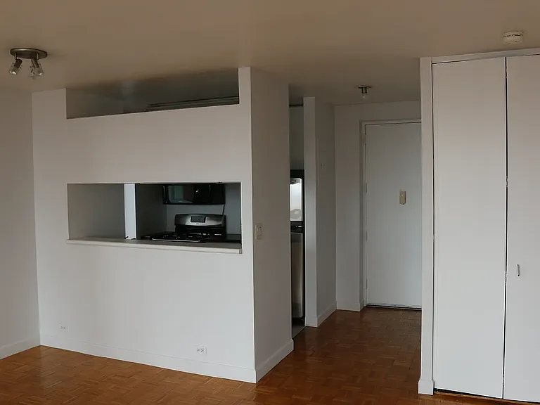235 E 40th St #33B — Photo 7