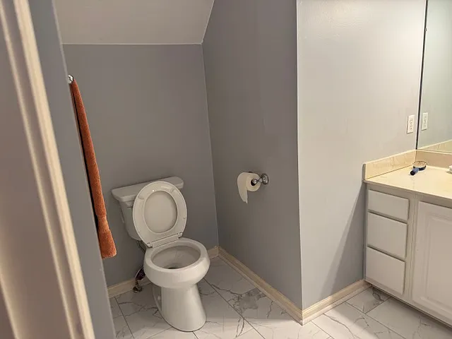 2nd floor full bathroom.