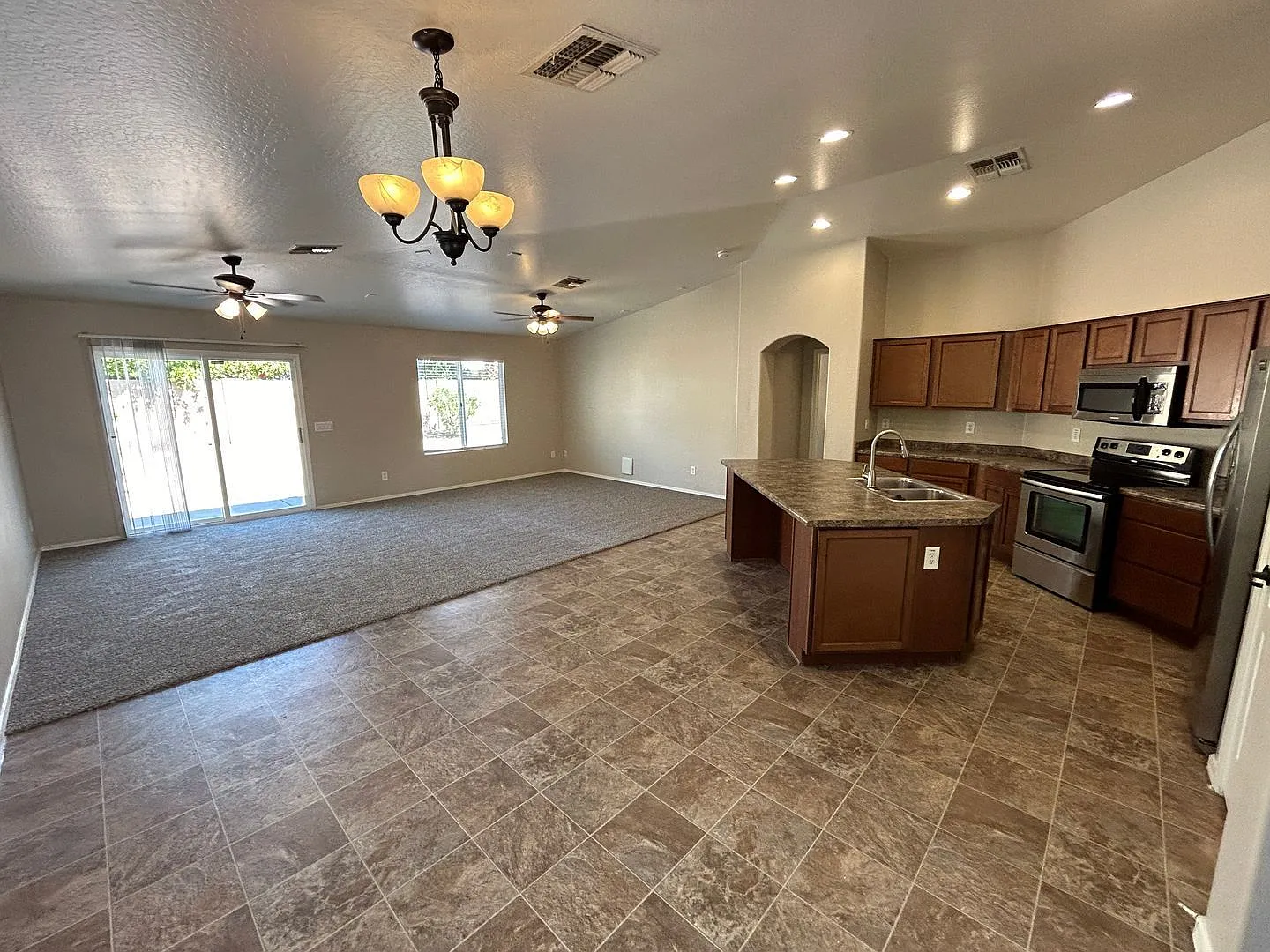 3 bed, 2.0 bath, 1748 sqft, $2,000 — Photo 2