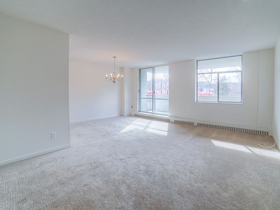 4th image of 34 Centre St W #704