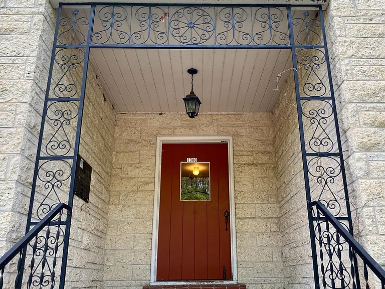 3300 Tom Green St #6 — Photo 2