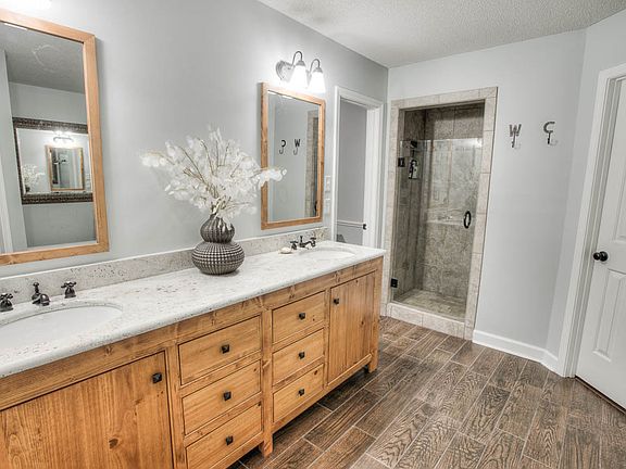 4th image of 2955 Country Place Dr E