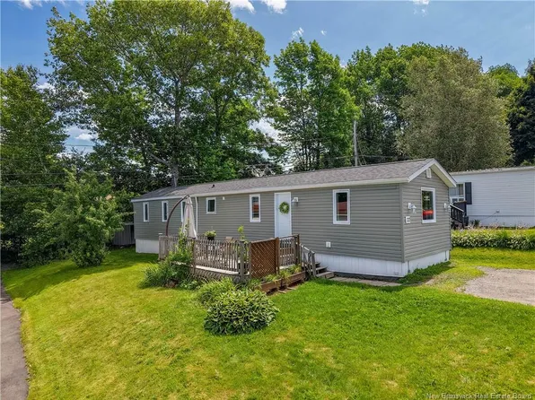 22 Macintosh St, Fredericton, NB E3C 1L8