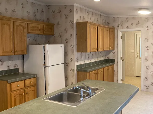 207 High St, South Paris, ME 04281