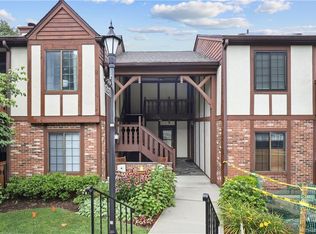 122 Foxwood Cir, Mount Kisco, NY 10549