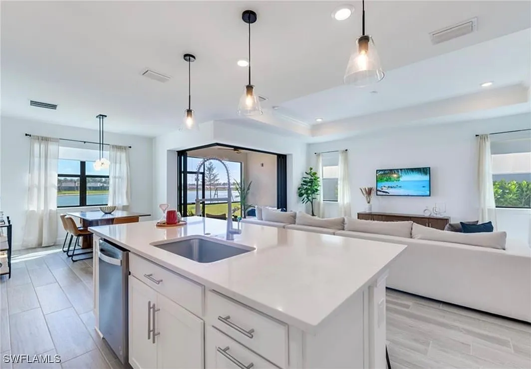 3 bed, 2.0 bath, 2088 sqft, $6,490 — Photo 4