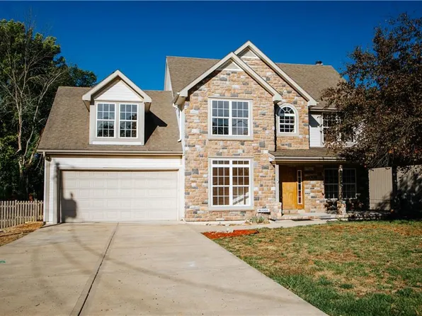 305 N Harrison St, Spring Hill, KS 66083