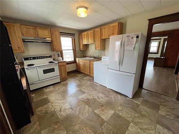 3rd image of 551 S Green St Floor 2