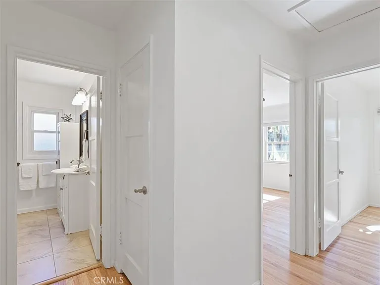 15460 Sylvan St — Photo 31