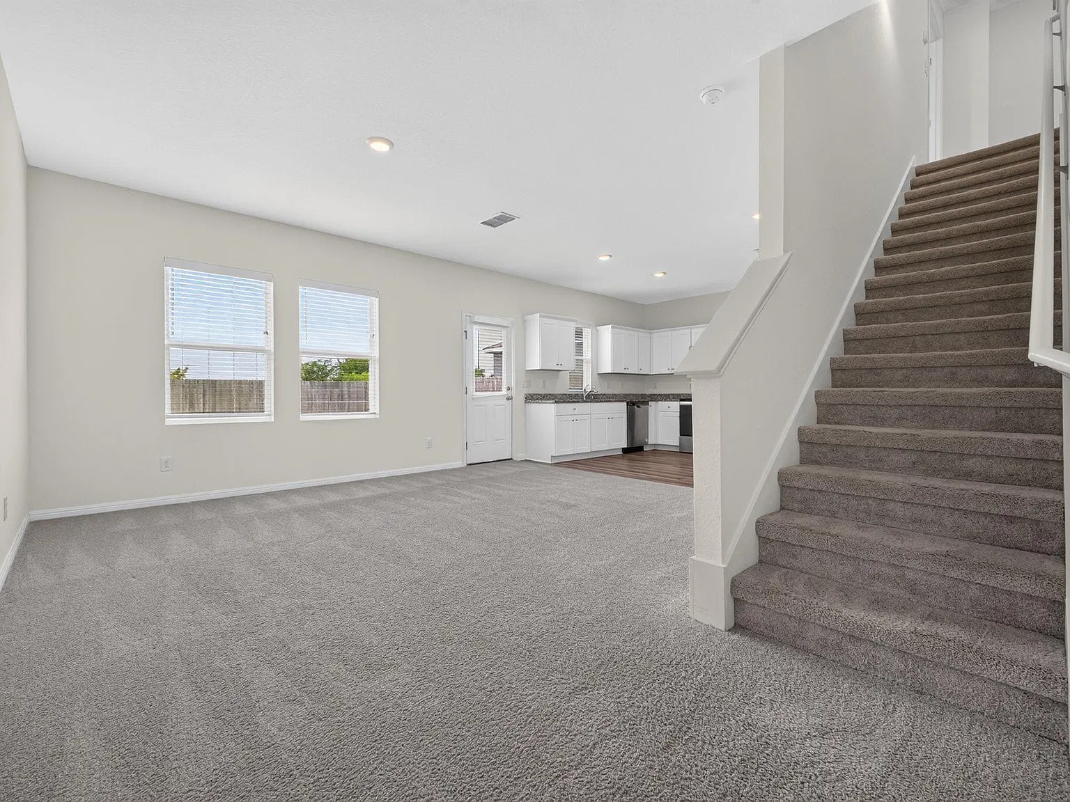 3 bed, 2.5 bath, 1659 sqft, $1,900 — Photo 3