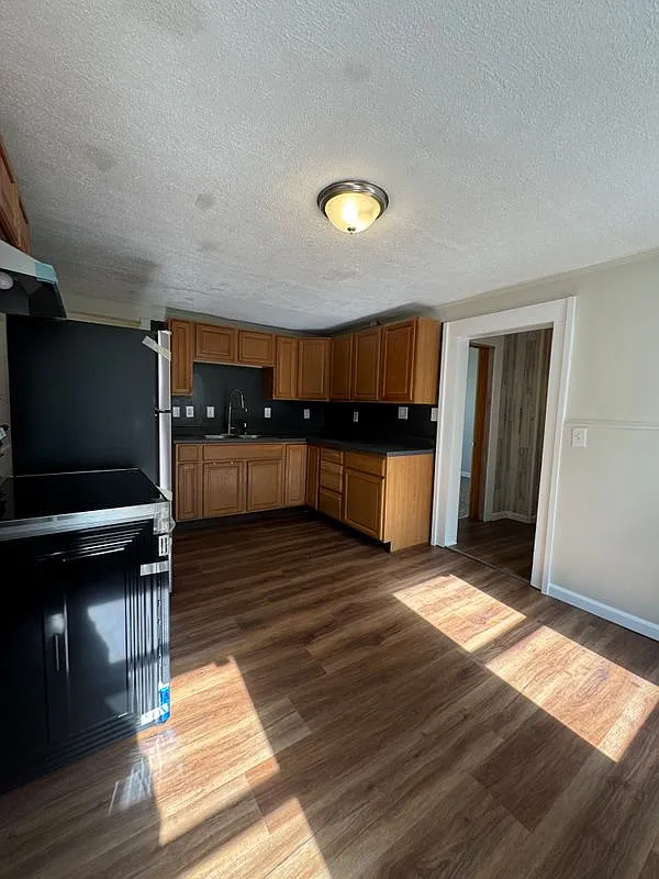 3 bed, 1.5 bath, 1214 sqft, $1,850 — Photo 1
