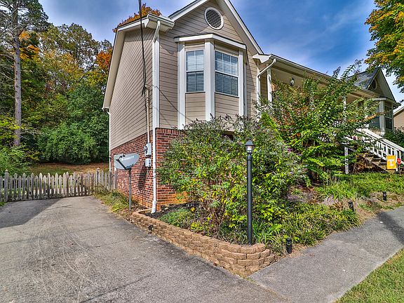 2nd image of 1473 Overton Ln