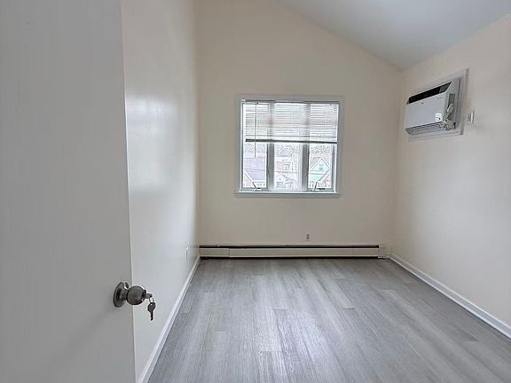 4th image of 2714 166th St Floor 1