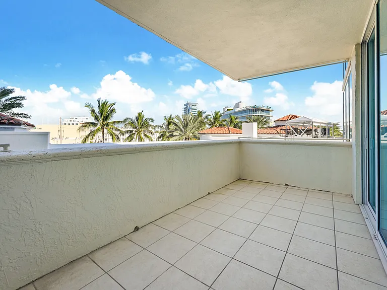 300 S Pointe Dr #405 — Photo 16