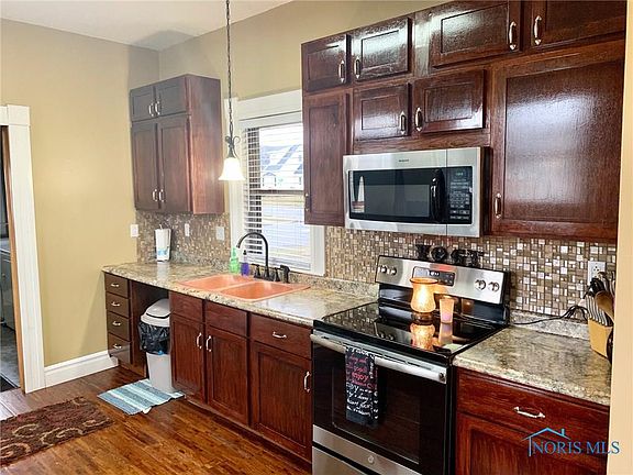 5th image of 804 E Main St #10