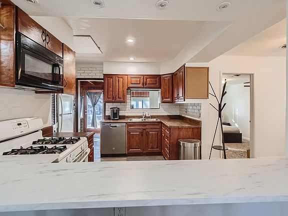 Kitchen and breakfast bar