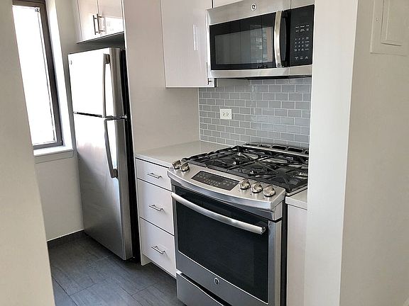 4th image of 520 W 43rd St APT 18A