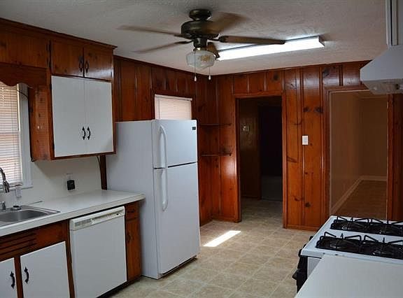 3rd image of 425 W McNeese St