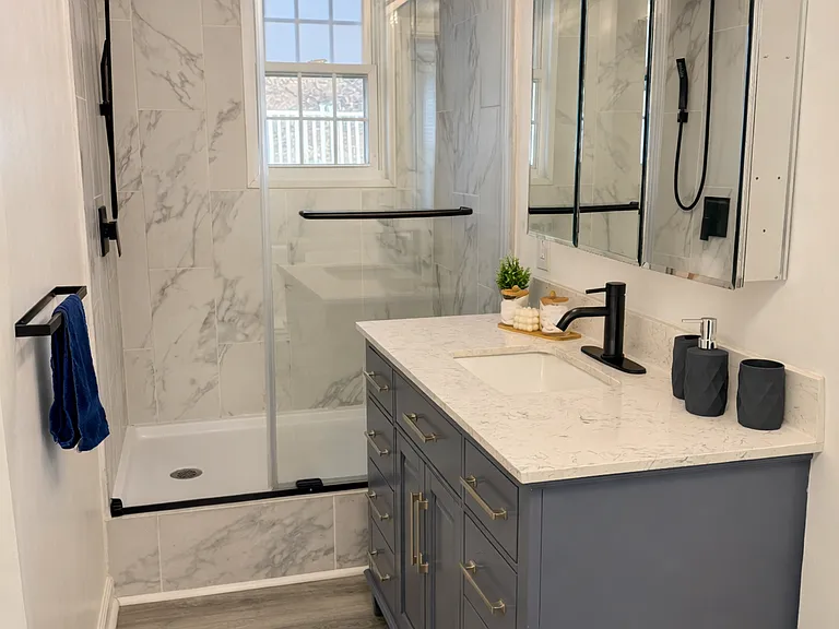 Ground floor - 2nd Master bedroom ensuite bathroom with shower