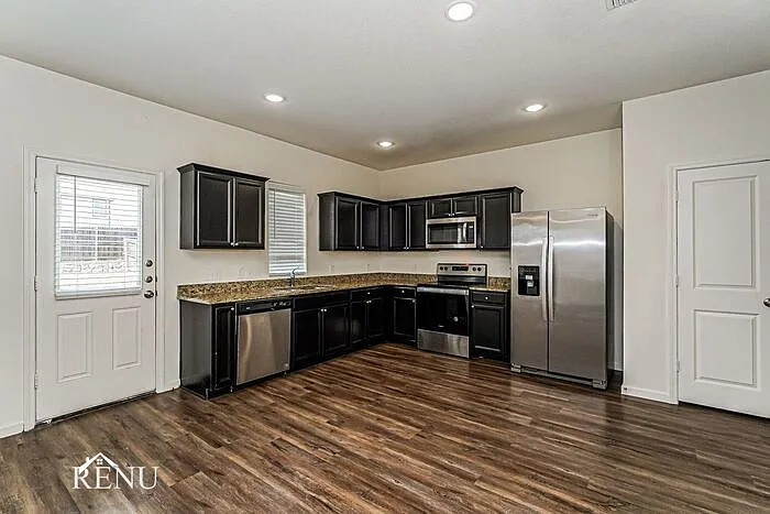 3 bed, 2.5 bath, 1605 sqft, $1,940 — Photo 2