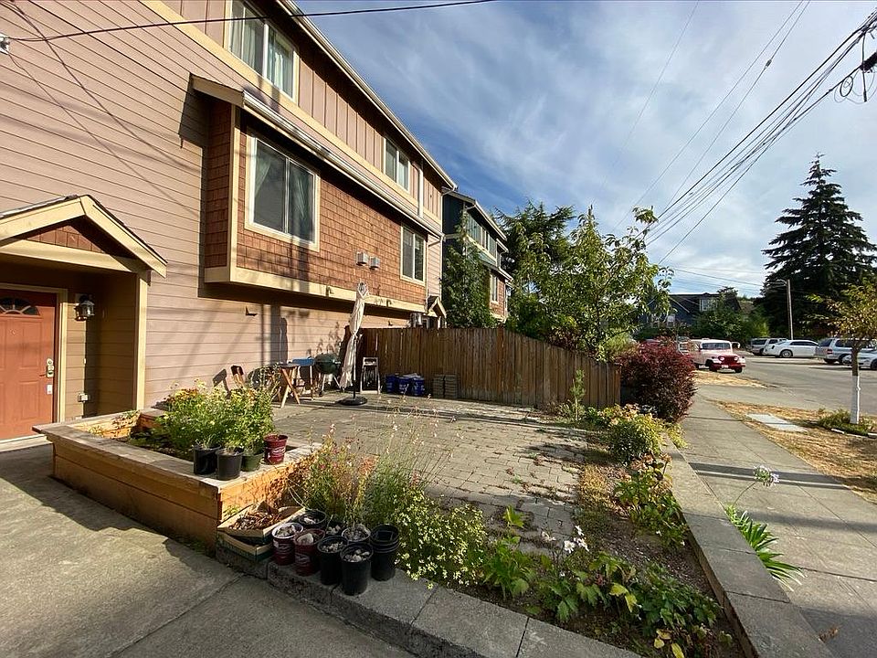 Spacious front yard directly off of 19th Ave S Planter Box / Bench - perfect for growing veggies and entertaining!
