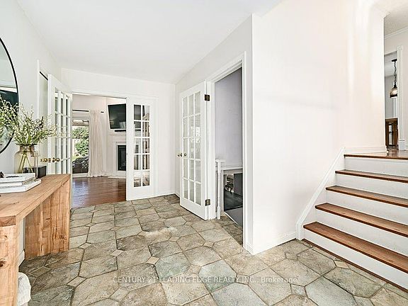 4th image of 25 Eileen Dr